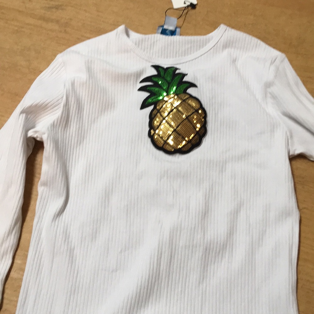 White ribbed shirt with pineapple